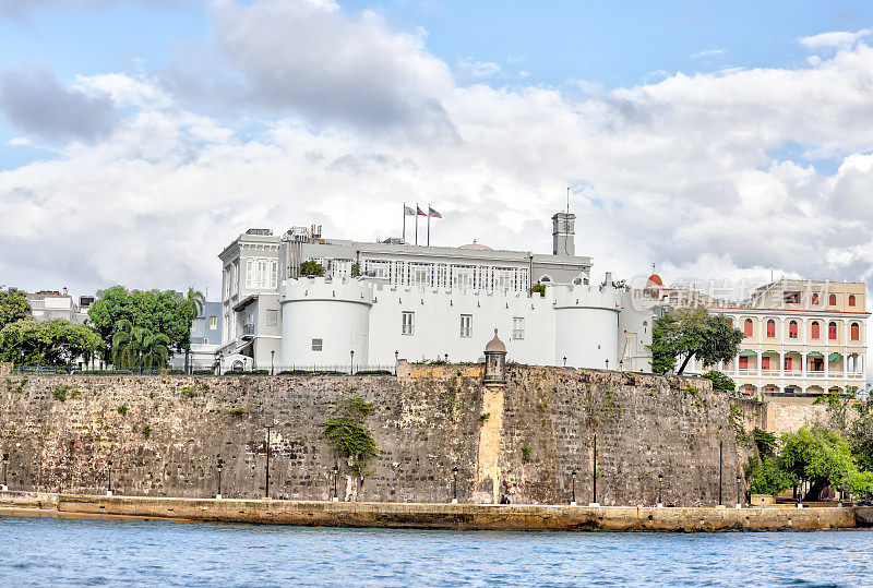 福塔莱萨(La Fortaleza)是一座纪念性的防御工事，包括该岛总督的住所，可追溯到16世纪，位于波多黎各圣胡安老城
